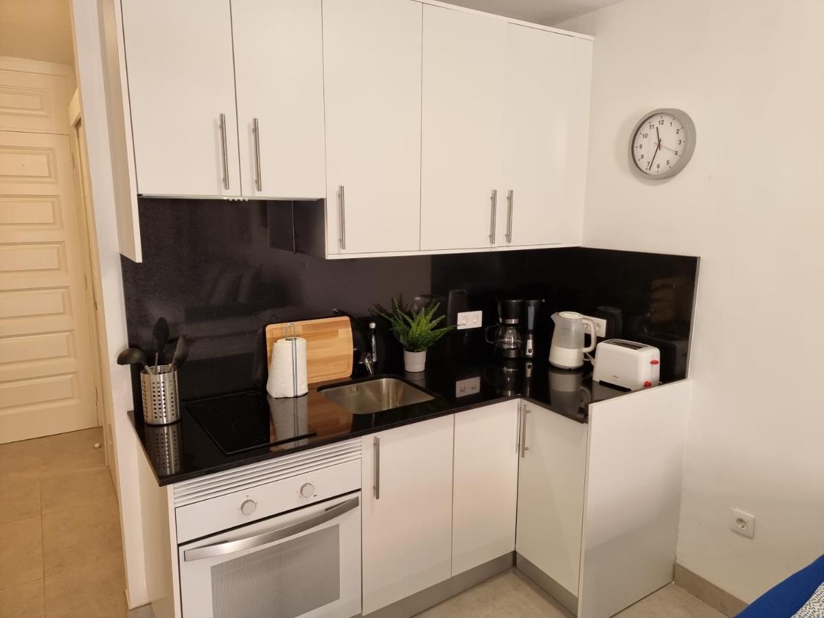 Studio No 2 Just 100 To Beach And Sea, Large Terrace, Heated Pool, Wifi, Aircondition For A Fee Playa de las Americas  Exterior foto