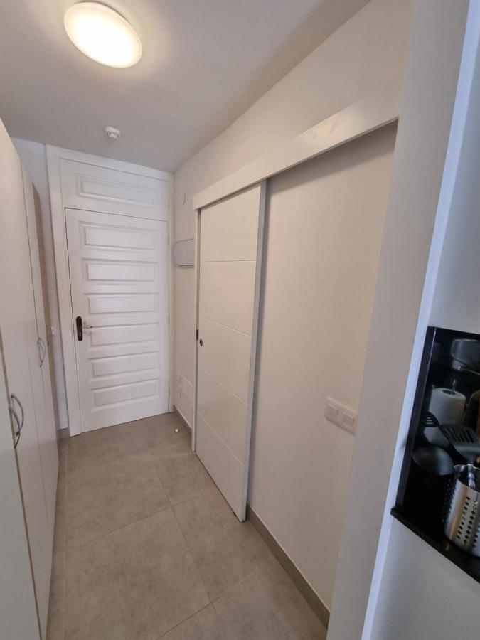 Studio No 2 Just 100 To Beach And Sea, Large Terrace, Heated Pool, Wifi, Aircondition For A Fee Playa de las Americas  Exterior foto
